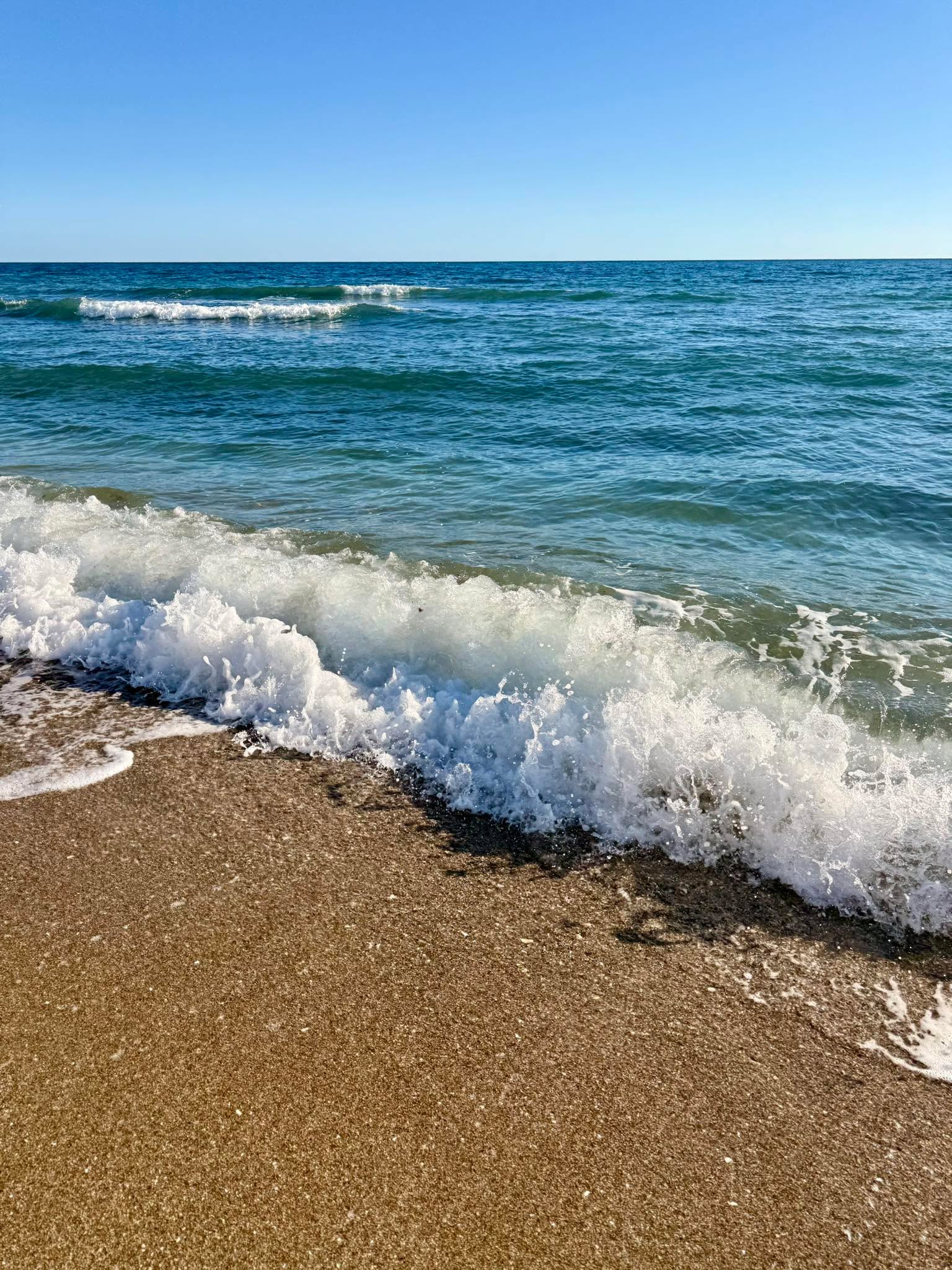 If you feel better near the sea, it’s not in your head.
Bright light, fresh air, and a long horizon tells your body, you’re safe.
That’s why your shoulders drop.
That’s why your breathing changes.
Do you feel your body switch on at the beach? Or do you prefer the mountains?
