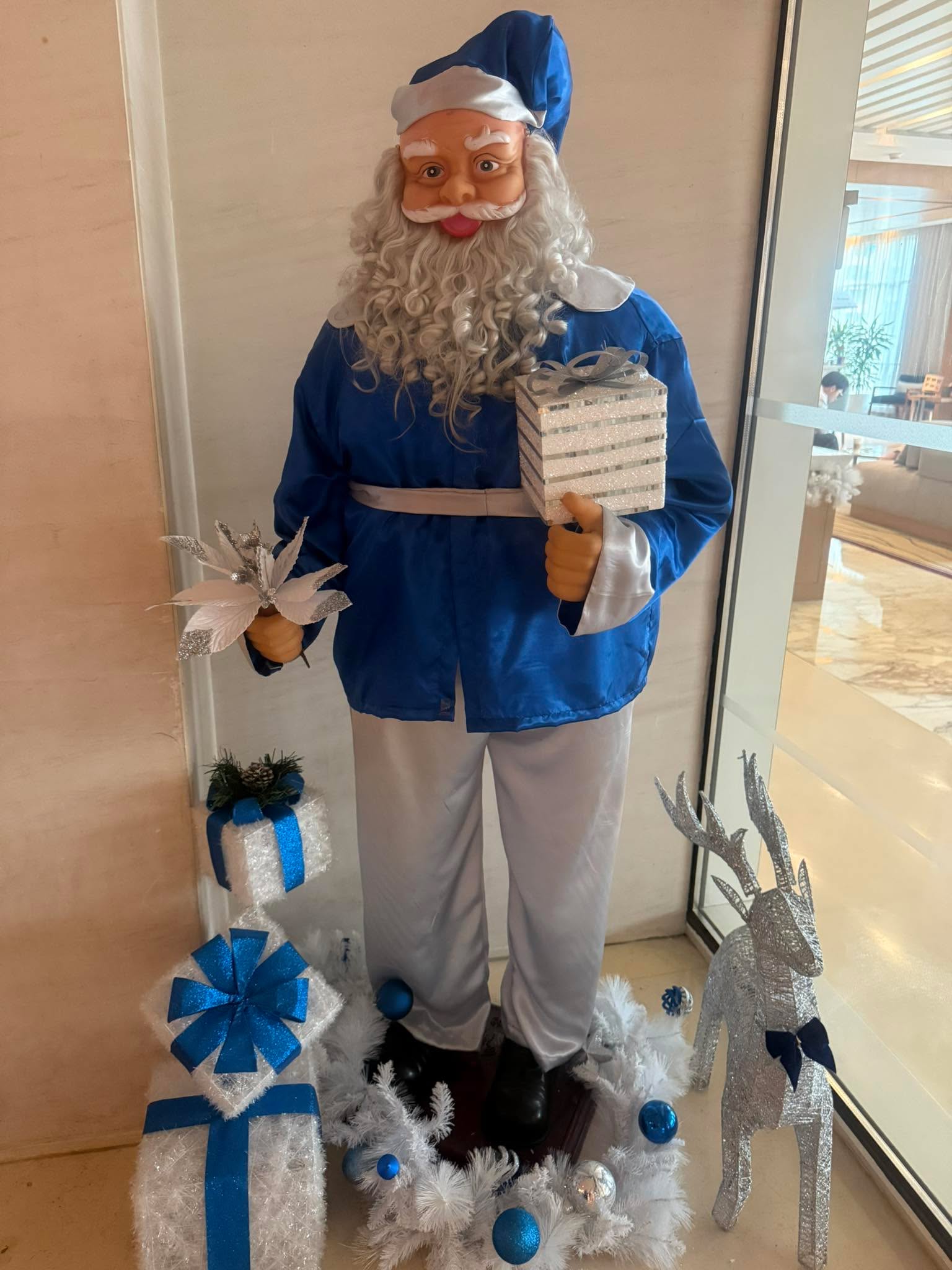 This is my kind of Santa 💙

Turns up in in blue.
Wraps the gifts inside out.
Parks the sleigh in a no parking zone.
And Puts your name on the naughty list because you tried to tell him what to do. 🤣